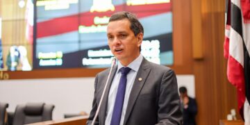 Ricardo Arruda destaca ações da Comissão de Educação no combate à pobreza e obras inacabadas