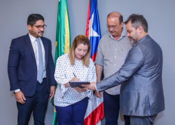 Iracema Vale: Presidente assina termo de implantação do programa ‘Papel Zero’ na Assembleia Legislativa