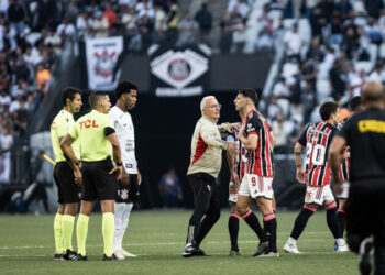 Diretor do São Paulo, Dorival e jogadores criticam arbitragem do Majestoso: ‘Corinthians com 12 jogadores’