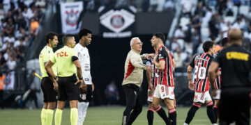 Diretor do São Paulo, Dorival e jogadores criticam arbitragem do Majestoso: ‘Corinthians com 12 jogadores’