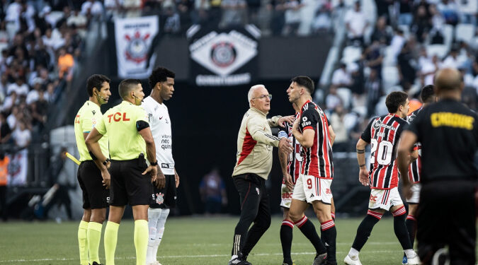 Diretor do São Paulo, Dorival e jogadores criticam arbitragem do Majestoso: ‘Corinthians com 12 jogadores’ Diretor do São Paulo, Dorival e jogadores criticam arbitragem do Majestoso: ‘Corinthians com 12 jogadores’