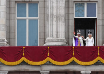 Charles III: Rei é coroado em cerimônia luxuosa e diz aos súditos que vem ‘para servir, não ser servido’