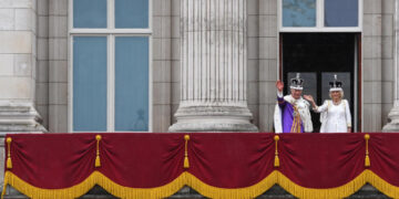 Charles III: Rei é coroado em cerimônia luxuosa e diz aos súditos que vem ‘para servir, não ser servido’