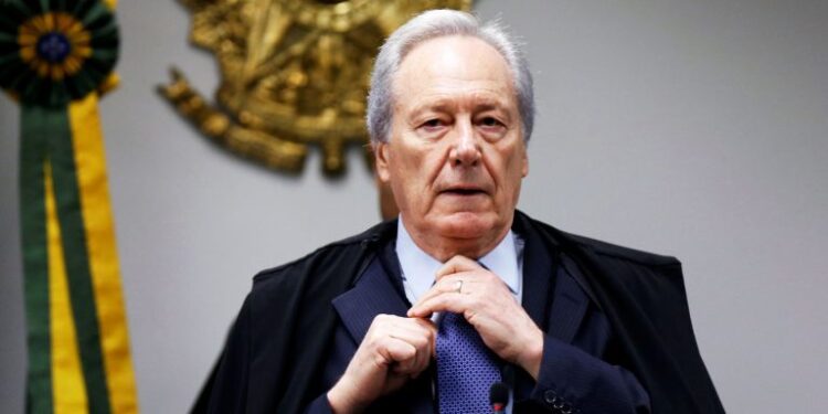 Lewandowski: JBS contrata ex-ministro como consultor em disputa bilionária Lewandowski: JBS contrata ex-ministro como consultor em disputa bilionária