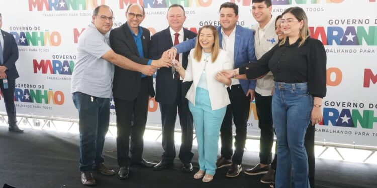 Leandro Bello: Deputado entrega ambulância para município de Bequimão Leandro Bello: Deputado entrega ambulância para município de Bequimão