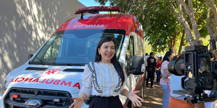 Janaina Ramos: Deputada entrega ambulância na zona rural de Imperatriz