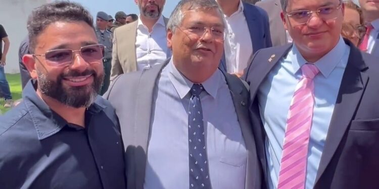 Dr. Júnior: Prefeito de Peritoró esteve com Flávio Dino na entrega de viaturas no Palácio dos Leões Dr. Júnior: Prefeito de Peritoró esteve com Flávio Dino na entrega de viaturas no Palácio dos Leões