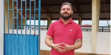 ESPORTE SUCATEADO!Vereador mostra quadra de esporte abandonada pela gestão de Léo Cunha em Estreito