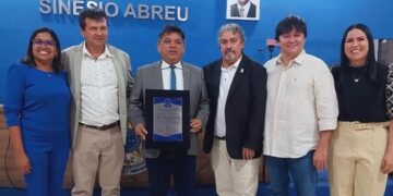 Apenas três vereadores comparecem na Câmara durante entrega de título e situação se complica para Léo Cunha