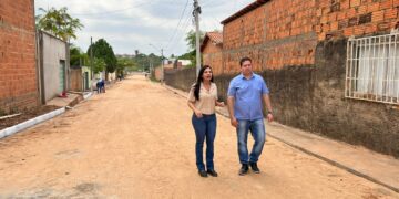Deputada Janaina Ramos acompanha obras de bloqueteamento na Vila Redenção, em Imperatriz