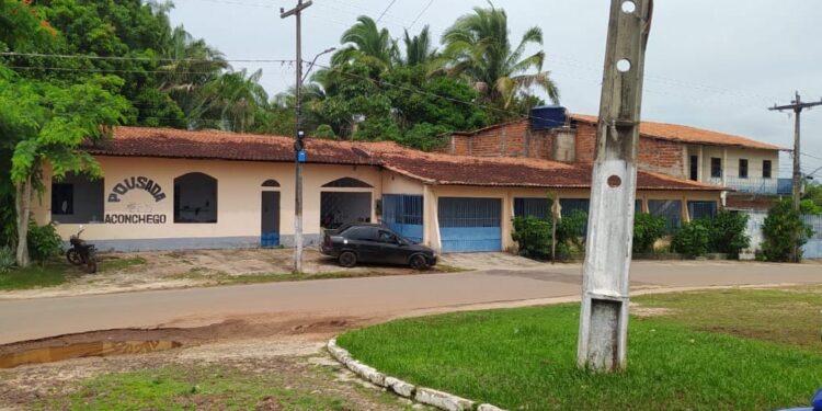 Sem pagar rateio do FUNDEB aos trabalhadores da Educação, prefeito de Nina Rodrigues compra pousada de 1 milhão de reais Sem pagar rateio do FUNDEB aos trabalhadores da Educação, prefeito de Nina Rodrigues compra pousada de 1 milhão de reais