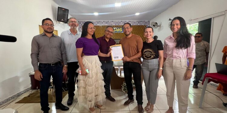 Deputada Janaina participa de entrega de títulos de imóveis em comunidade rural de Imperatriz Deputada Janaina participa de entrega de títulos de imóveis em comunidade rural de Imperatriz