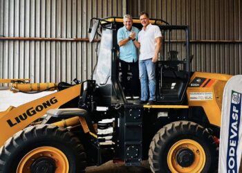 Prefeito Walace adquiri pá carregadeira com recursos de emenda do Deputado Aluísio Mendes