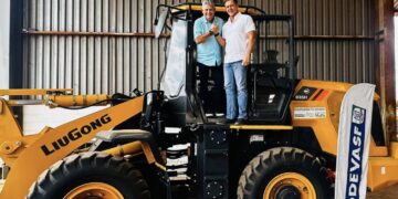 Prefeito Walace adquiri pá carregadeira com recursos de emenda do Deputado Aluísio Mendes