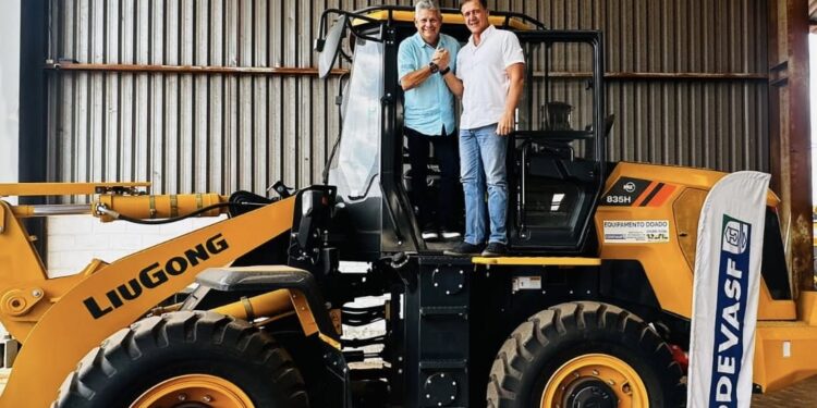 Prefeito Walace adquiri pá carregadeira com recursos de emenda do Deputado Aluísio Mendes Prefeito Walace adquiri pá carregadeira com recursos de emenda do Deputado Aluísio Mendes