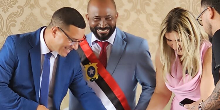 Heliezer do Povo toma posse para segundo mandato como prefeito de Peri-Mirim Heliezer do Povo toma posse para segundo mandato como prefeito de Peri-Mirim