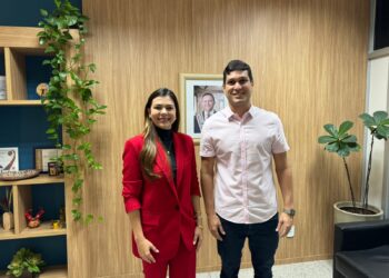 Deputada Janaína esteve com o secretário Thiago Mendes para tratar do programa Leite Especial