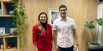 Deputada Janaína esteve com o secretário Thiago Mendes para tratar do programa Leite Especial