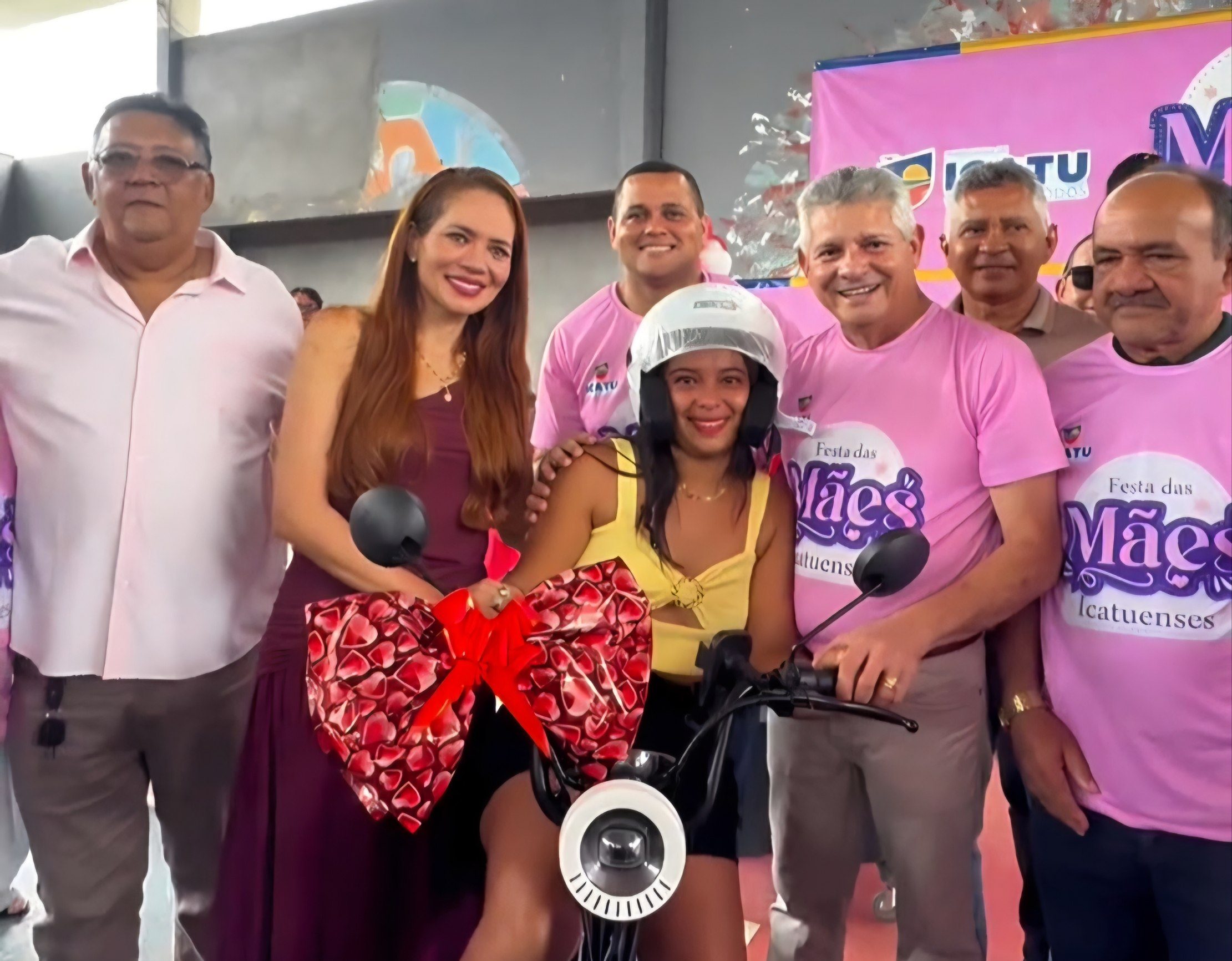 Prefeito Walace Azevedo mantém tradição e promove grande comemoração pelo Dia das Mães