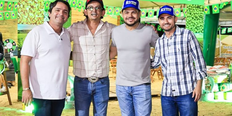 Júnior Lourenço prestigia tradicional cavalgada da ExpoSertão em São João dos Patos